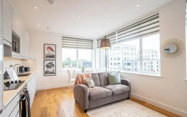 Cosy 2-bed Flat in Slough with Free WiFi