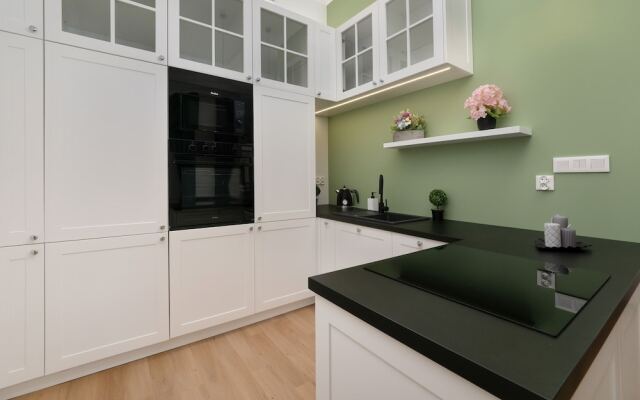 Green Apartment Piotrkowska by Renters