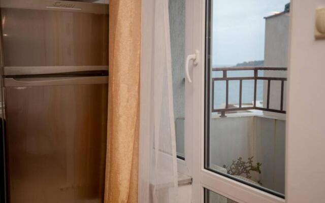 Convenient 1-Bedroom Flat next to Harmanite Beach