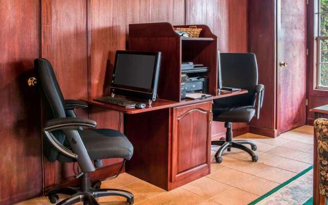 Clarion Hotel Mackinaw City Beachfront