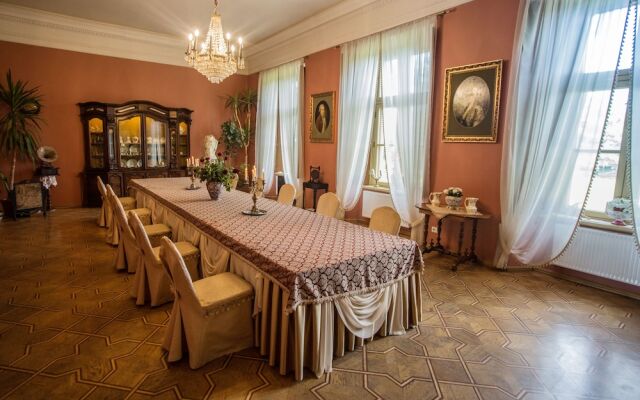 Pakruojis Manor Hotel Stadala
