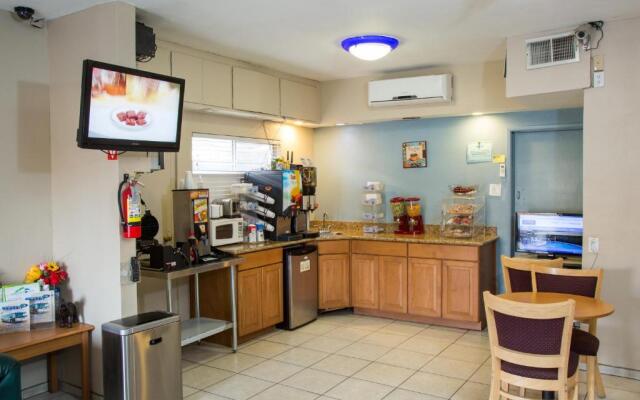 Townhouse Inn & Suites