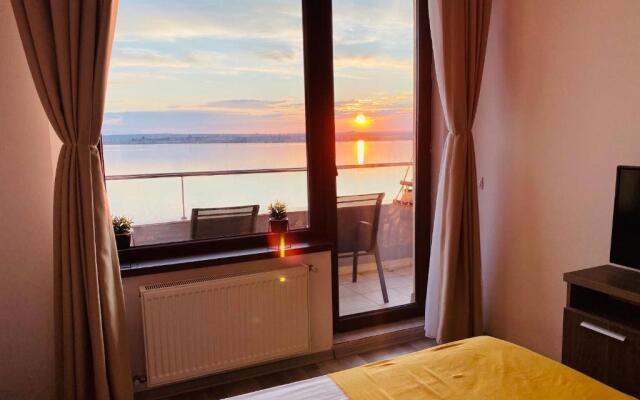 LAKE VIEW Summerland Apartment