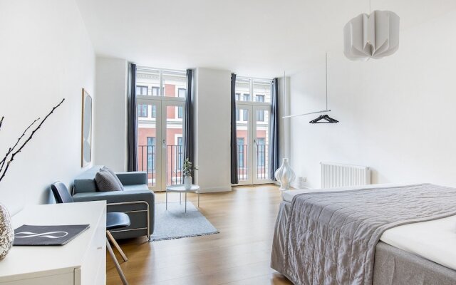 Sanders Leaves - Chic 3-bdr Apt With City View