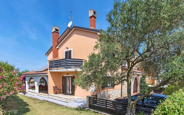 Awesome Home in Umag With 4 Bedrooms, Jacuzzi and Wifi