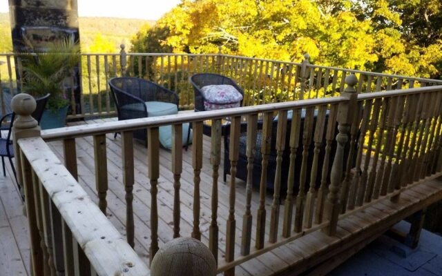Maplehurst Manor B&B