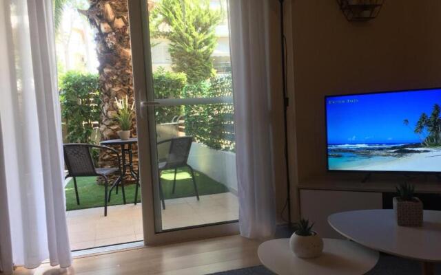 Elegant Glyfada Apartment-private Garden-Near METRO