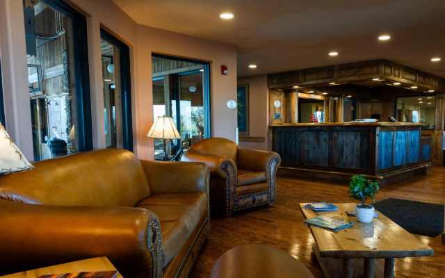 Pinedale Hotel & Suites