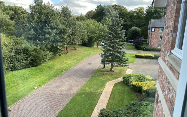 Royal Oak Apartment in Manchester Central Location