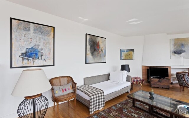 Stunning 3 Bed Apt With Balcony Near Champs Elysée