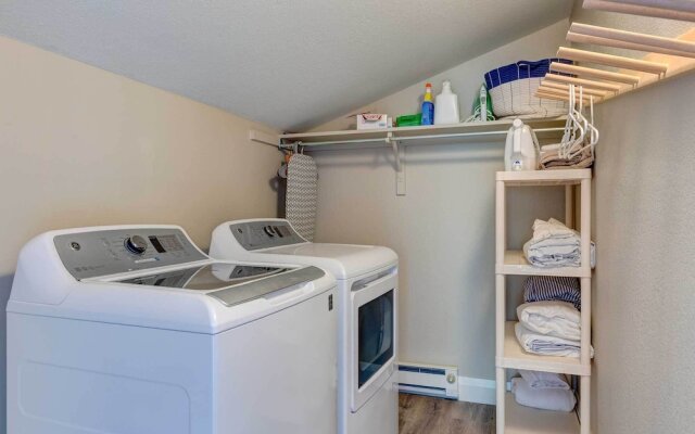 Mountain-view Vail Condo w/ Balcony + Gas Grill!