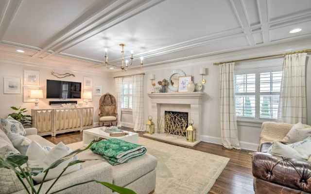 Stunning Charlotte Home: Private Pool!
