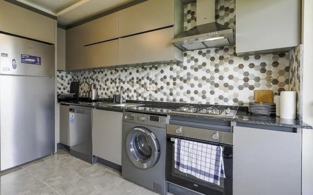 Flat w Shared Pool and Balcony 8 min to Beach