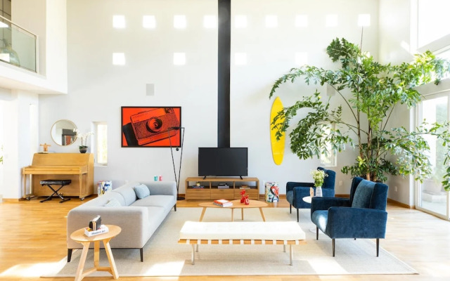 Beachcomber by AvantStay | 1 Block from Beach - Modern Estate w/ Ocean Views