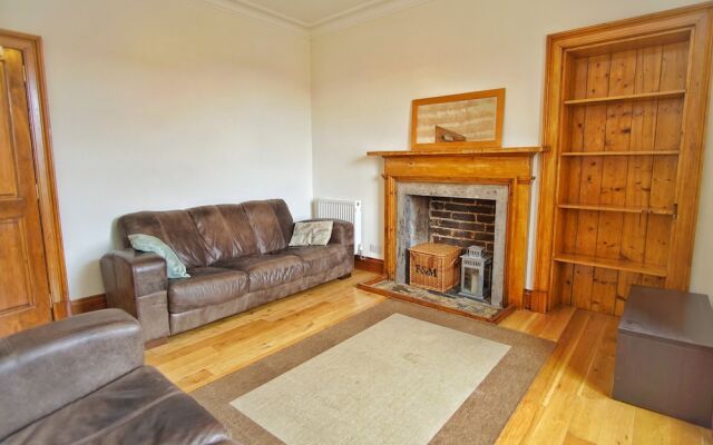 Spacious, Bright, Festival Flat for 6 at Meadows