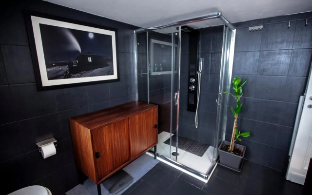 Travellers Photo Home