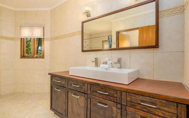4BR Villa Short Walk to Beach in Amazing Location