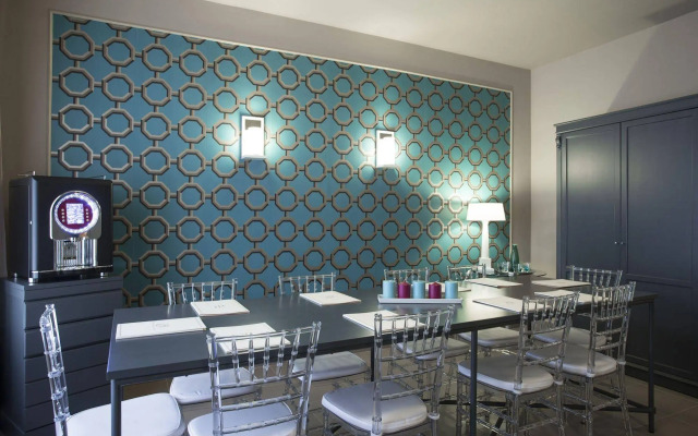 Smart Hotel Gallery House