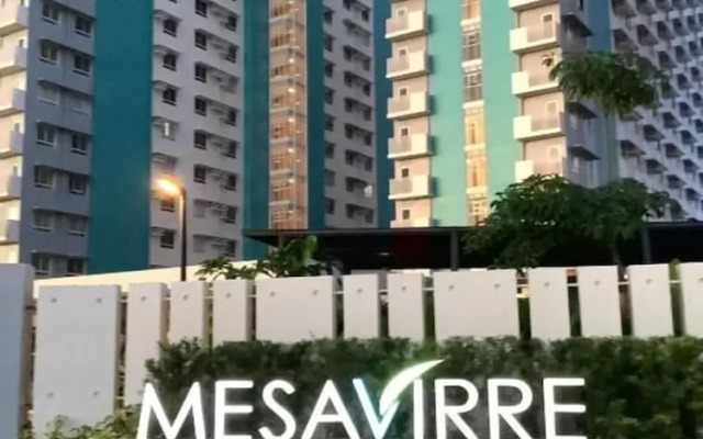 Spacious Modern Condo with Balcony