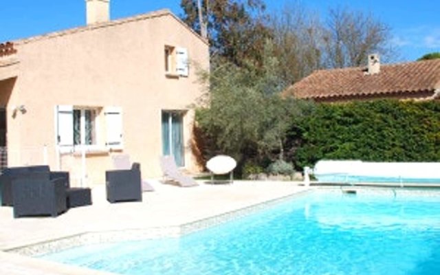 Beautiful Cottage with Swimming Pool in L'Isle-sur-la-Sorgue