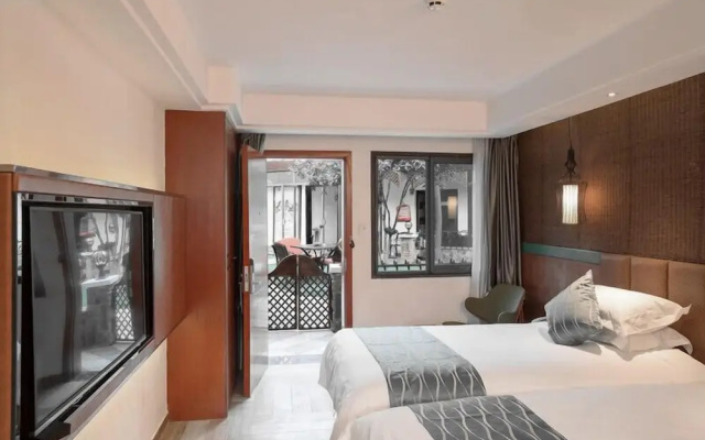 Yurong West Lake Cottage Resort