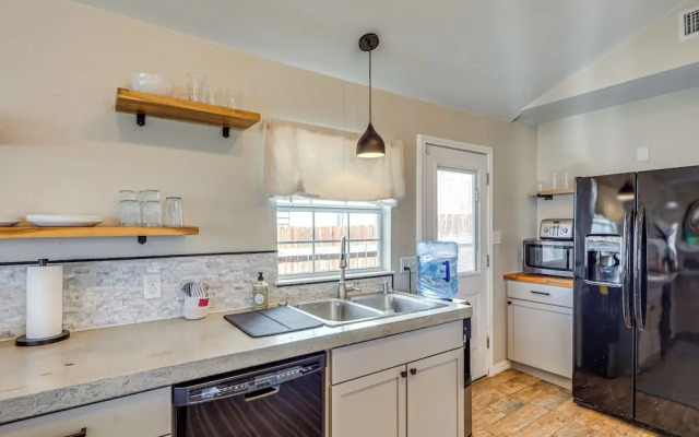 Creekside Cottage w/ Deck & Hot Tub in Belton
