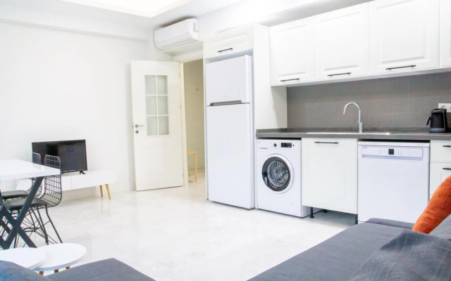 Chic Flat w Garden 1 min to Milas Coast