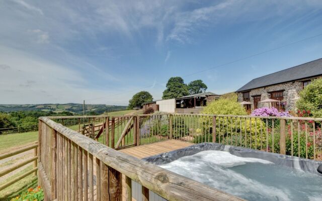 Lovely Apartment in Converted, Stone Barn Located in Tiverton