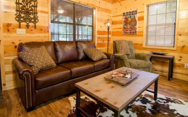 Arabella Cozy Nest With Hot Tub and Fire Pit in the Backyard by Redawning