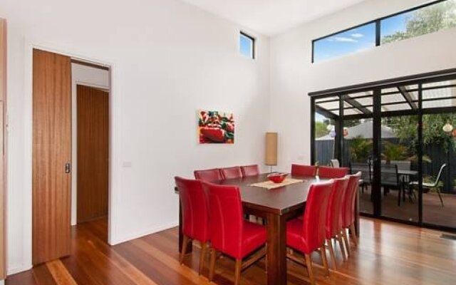 Ellerina Sea Vista Luxury Family Retreat with sauna, pool, amazing water views, walk to beach