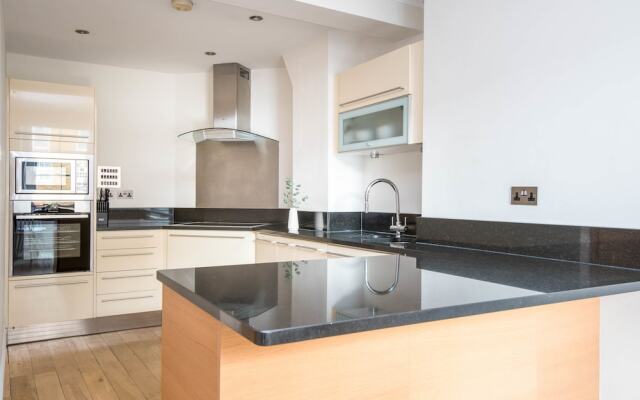 Bright Mayfair Suites by Sonder