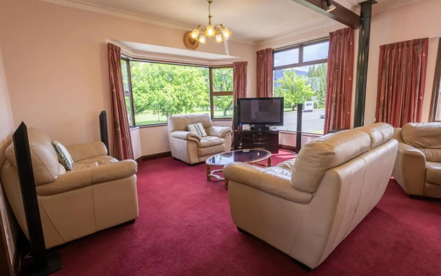 Redcliff House - Te Anau Holiday Home