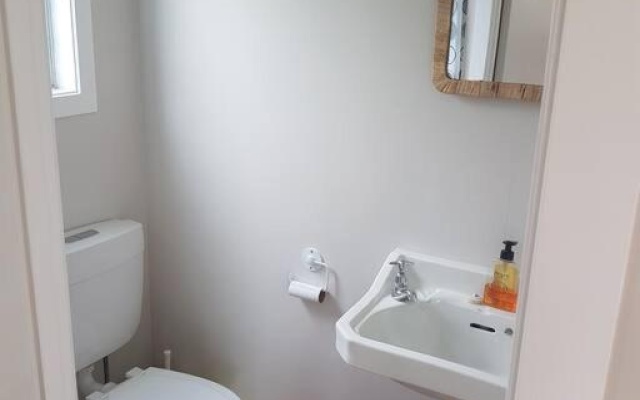 Beach Break Cabin - short walk to beach and cafes – Bathroom – Waihi Beach