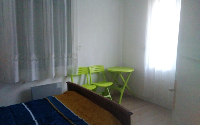 Apartment With one Bedroom in Jonzac, With Terrace and Wifi