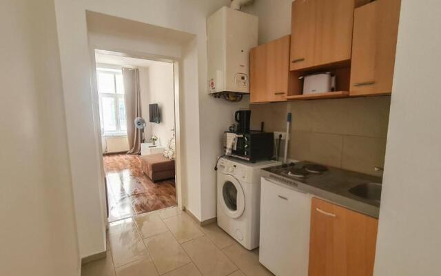 Peaceful 1BR Apt. near Metro Station Längenfeldg.