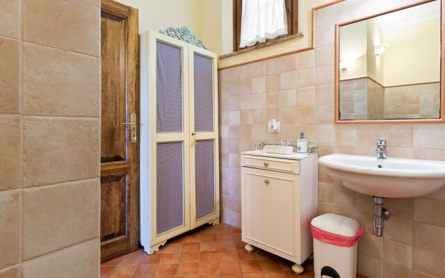Quaint Holiday Home in Siena with Hot Tub