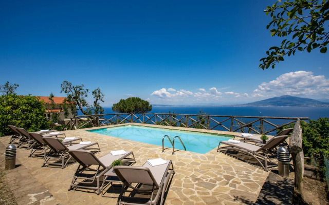 Villa Giulia amazing villa with pool, patio, bbq and sea views