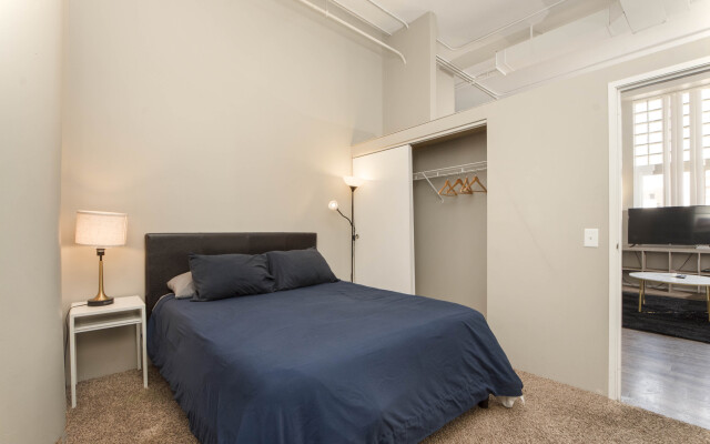 Bright and airy downtown loft! Great wifi!
