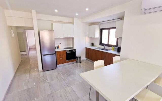 Vasilo Court Seaview City Apartment