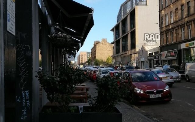 Central Glasgow Apartment - Sleeps 2 & Kitchen