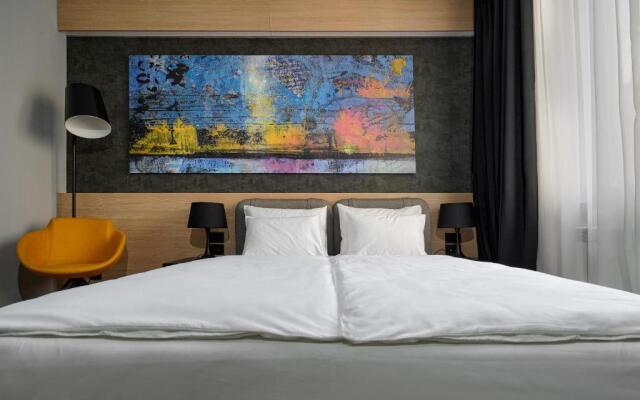 Maccani Black Luxury Suites