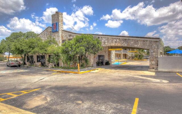 Motel 6 San Antonio, TX - Northwest Medical Center