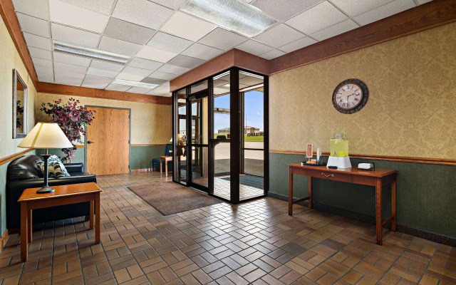 Rodeway Inn McPherson East