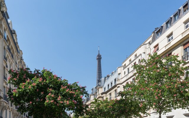 Avenue to the Eiffel Tower