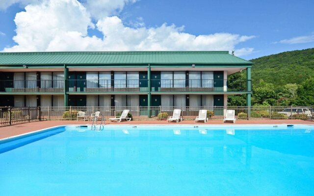 Hotel Red Rose by Townhouse Covington I-64