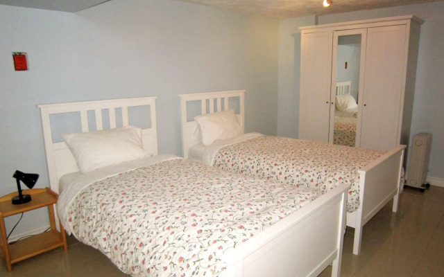 Spadina 11 Guesthouse