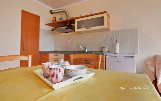 Flora - Studio Apartment