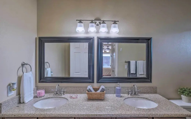 Pet-friendly Arizona Escape: Golf & Hike Nearby!