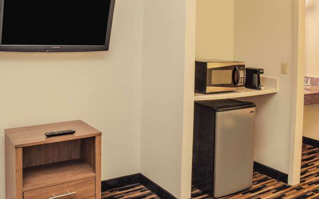 Quality Suites Lake Wright - Norfolk Airport