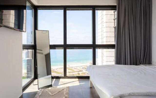 Luxury Penthouse on High Floor with Hot Tub